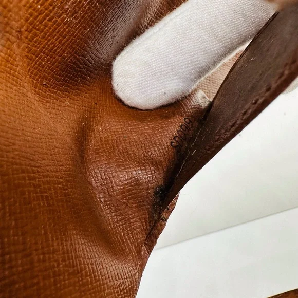 Authentic Louis Vuitton 4 Key holder - Picture 7 of 7